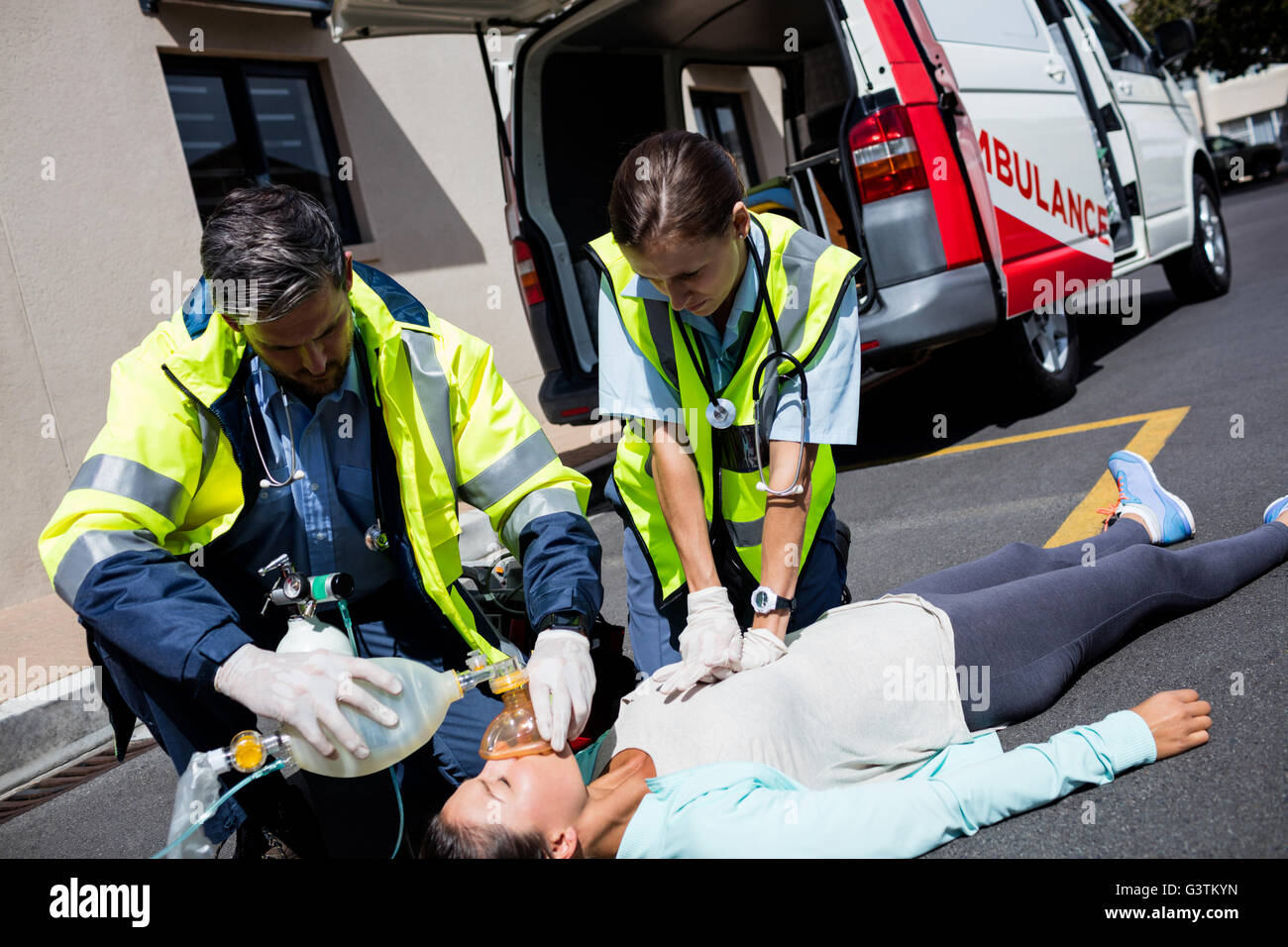 Ambulanza uomini prendersi cura dei feriti Foto Stock