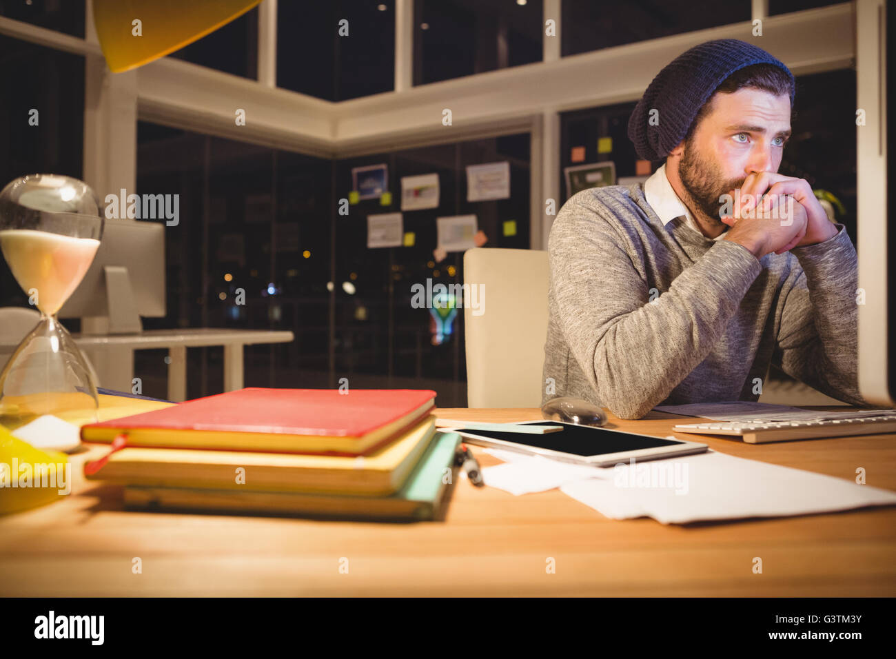 Concentrato hipster guardare il computer Foto Stock