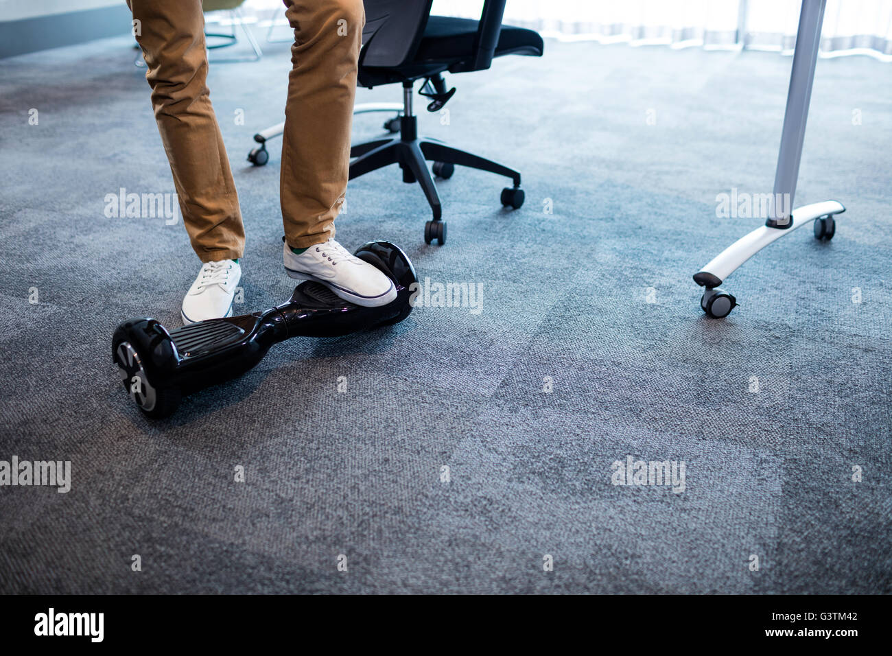 Uomo che utilizza una smart ruota di equilibrio Foto Stock