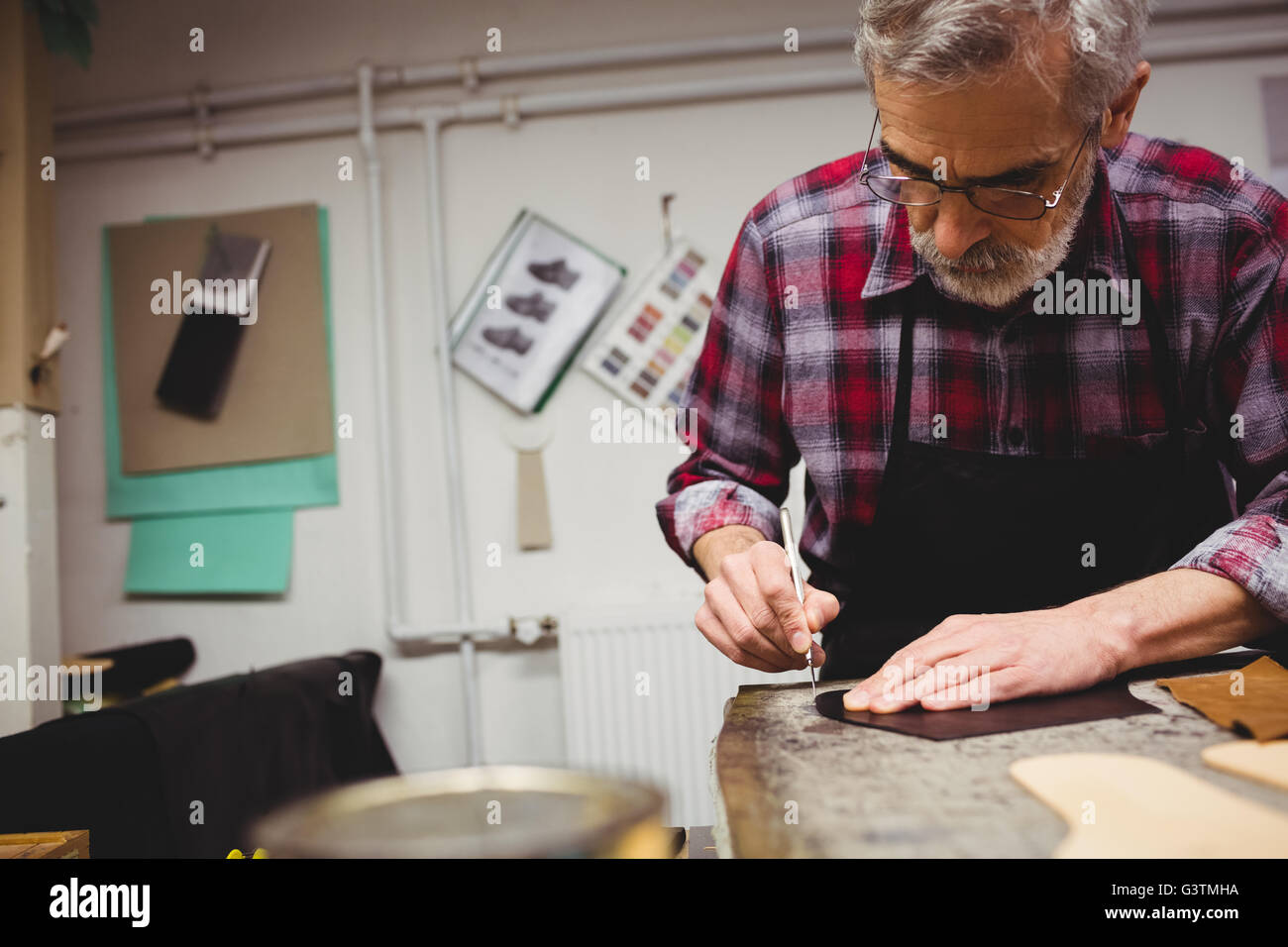 Concentrato cobbler scarpe di disegno Foto Stock