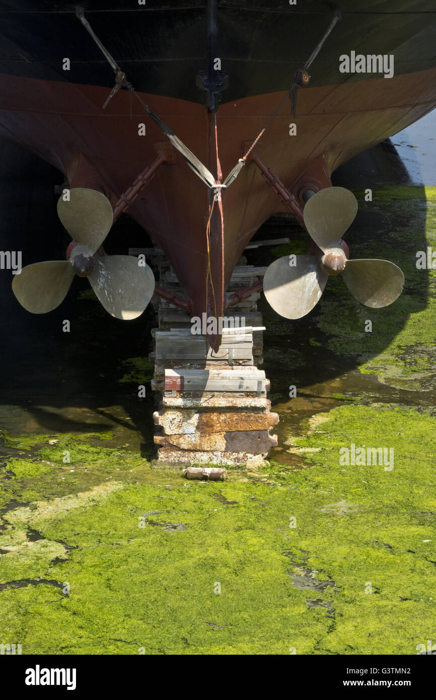 Twin eliche sulla nave in bacino di carenaggio Foto Stock