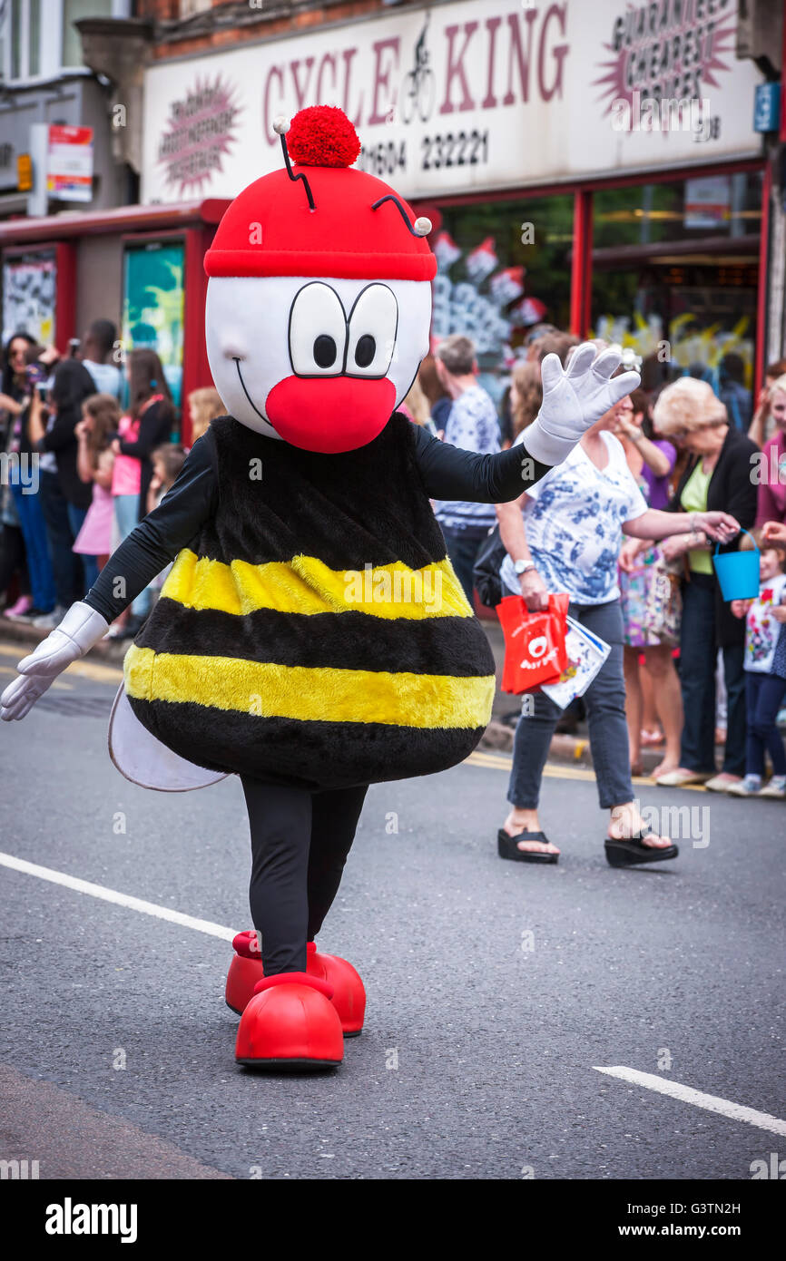 Northampton U.K. 11 giugno 2016. Northamptons xii carnevale con il buon tempo e un sacco di gente fuori per vedere la parata. Foto Stock