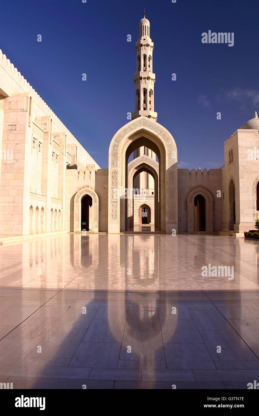 L'ingresso principale del Sultano Qaboos grande moschea in Muscat Oman Foto Stock