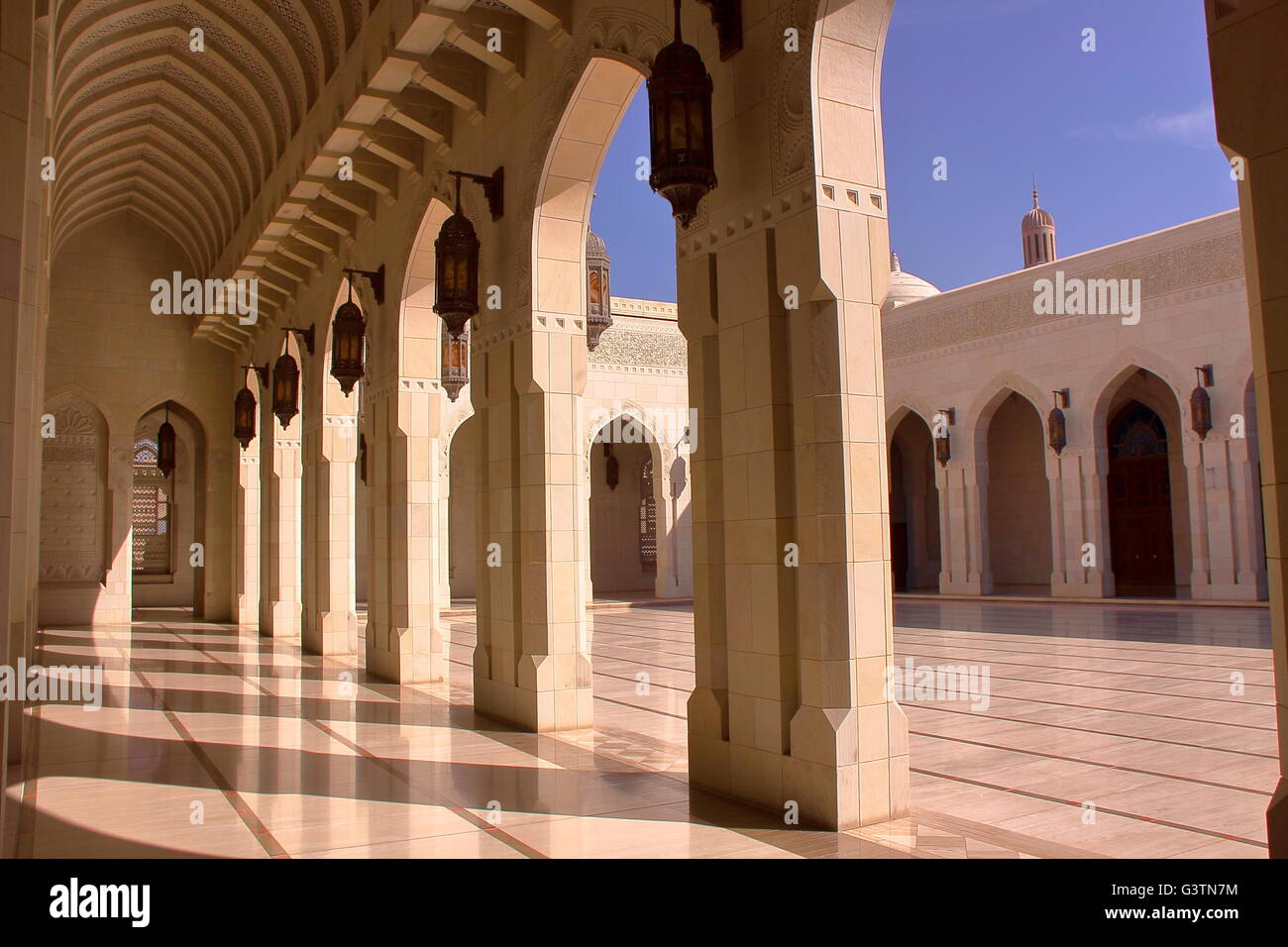 Cortile con portici Al Sultan Qaboos grande moschea in Muscat Oman Foto Stock