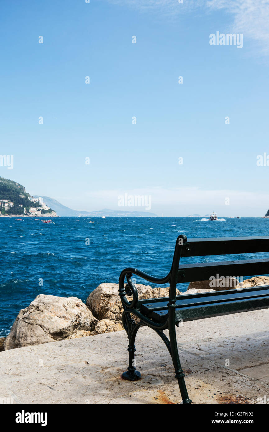 Un banco nel porto di Dubrovnik, Croazia affacciata sul mare Foto Stock