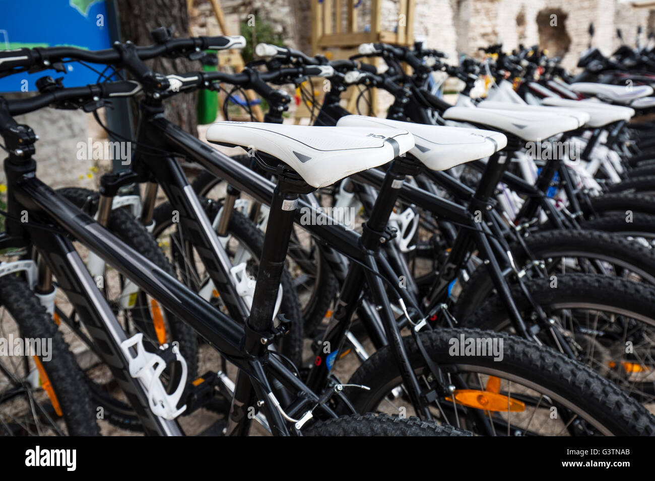 Close up schierate tourist biciclette a noleggio Foto Stock