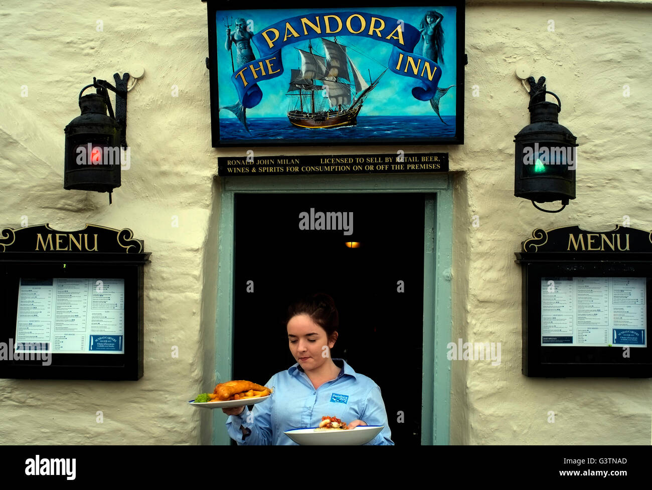 Un barista prende il cibo ai clienti presso il Pandora Inn, in Mylor, Falmouth in Cornovaglia, Gran Bretagna - Copyright fotografia John Voos Foto Stock