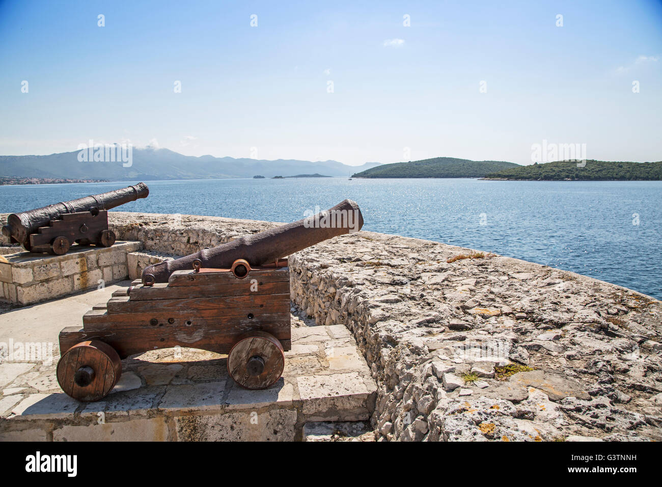 I cannoni di segnalare al mare della baia di Korcula sull isola di Korcula in Croazia Foto Stock