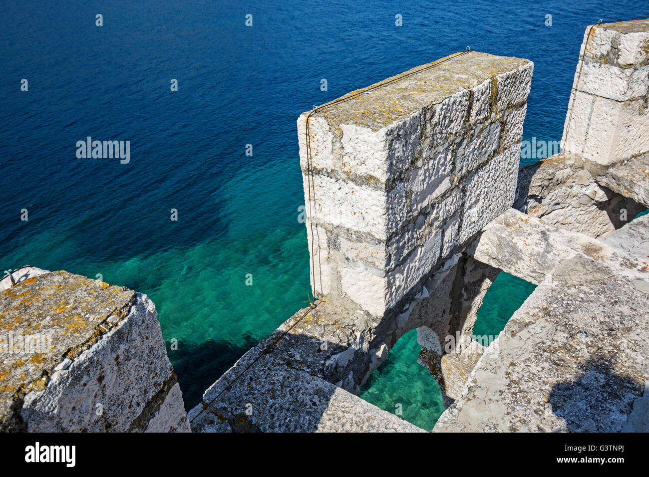 Muro di pietra guardando verso il mare nella città di Korcula, sull isola di Korcula in Croazia Foto Stock