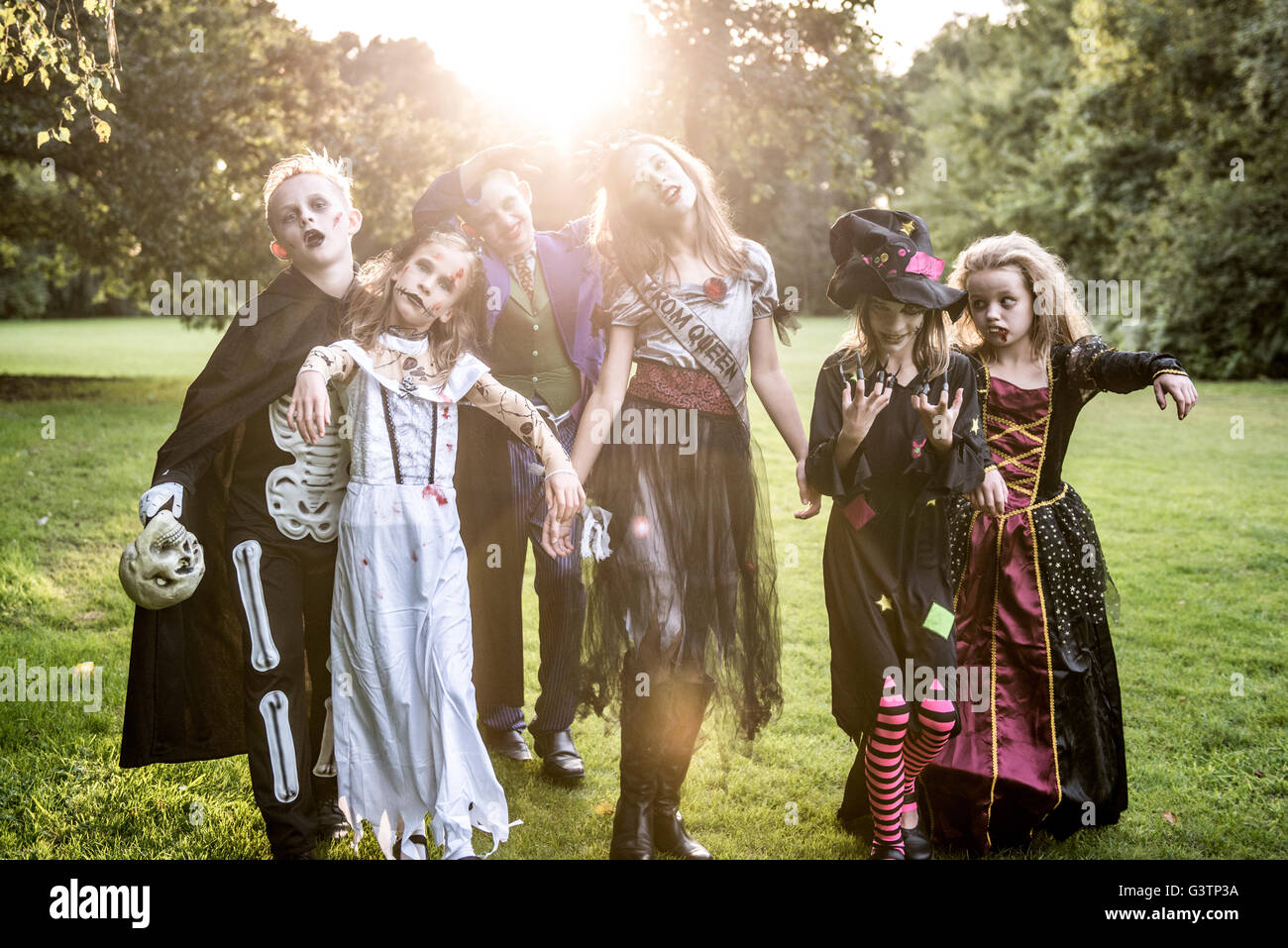 Zombie costumes immagini e fotografie stock ad alta risoluzione - Alamy