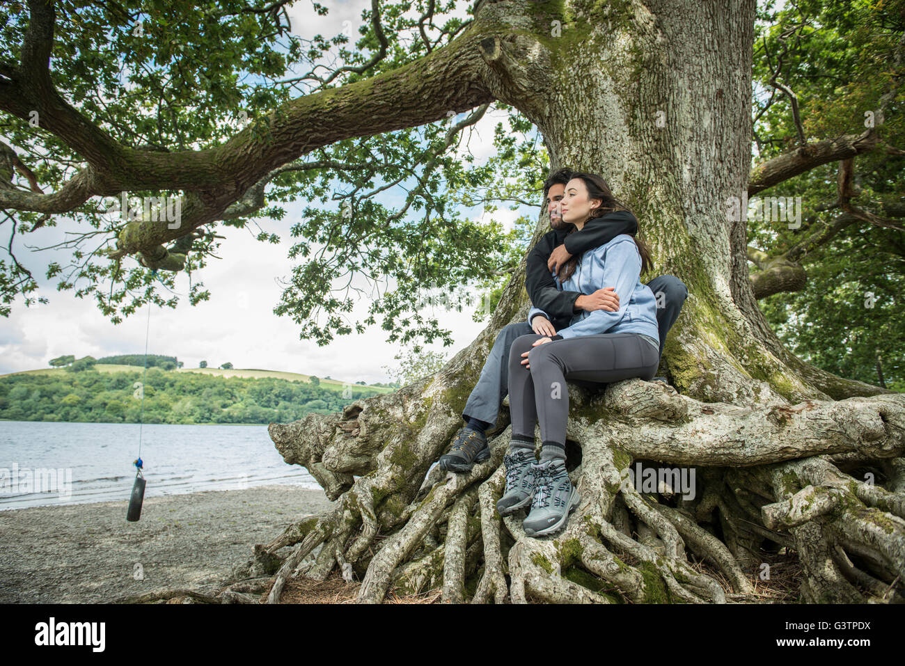 Due amanti delle coccole in una struttura ad albero sulla riva accanto a  Bala Lake in Galles Foto stock - Alamy