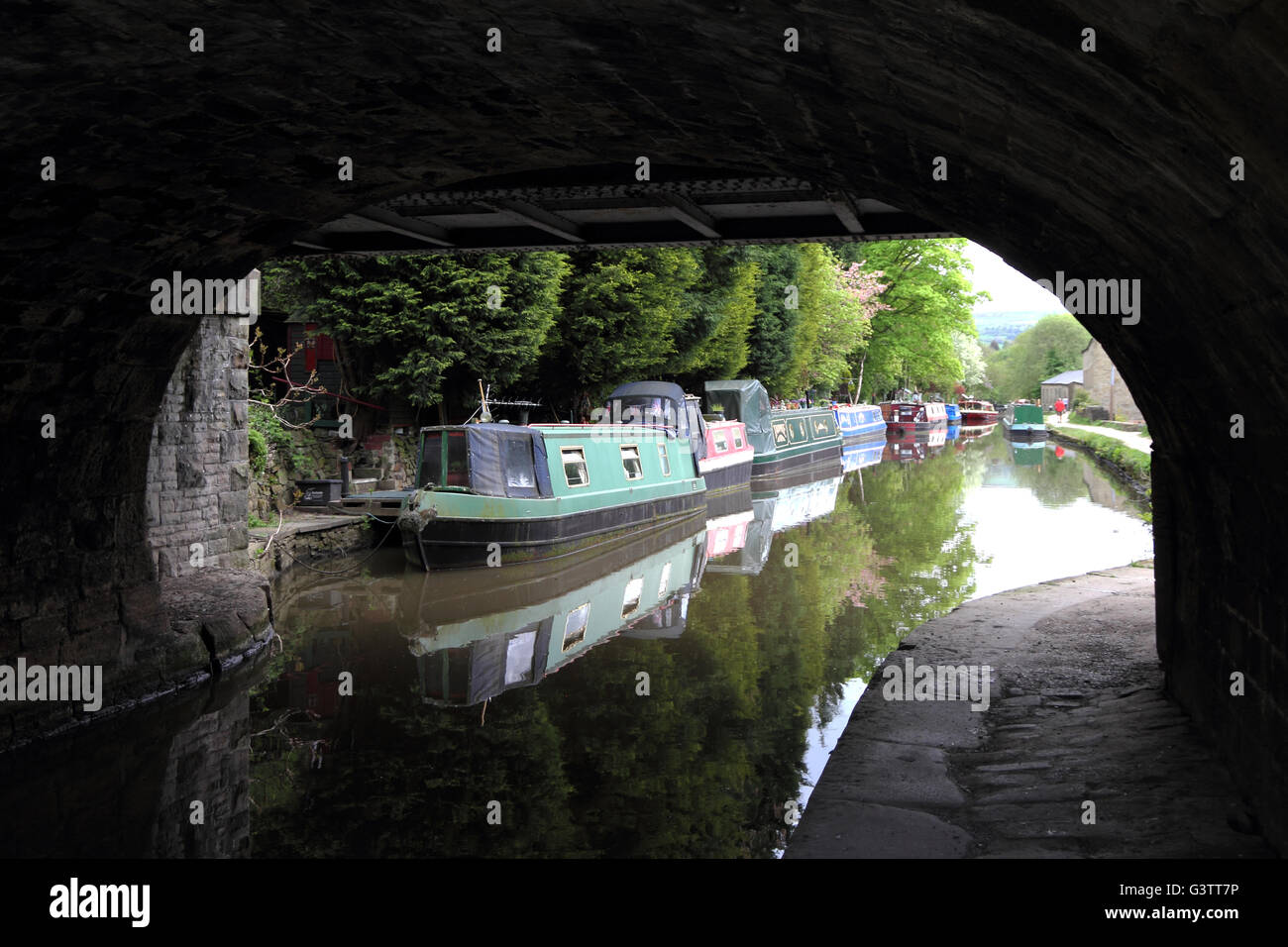 Narrowboats ormeggiato a Rochdale Canal, Hebden Bridge Foto Stock