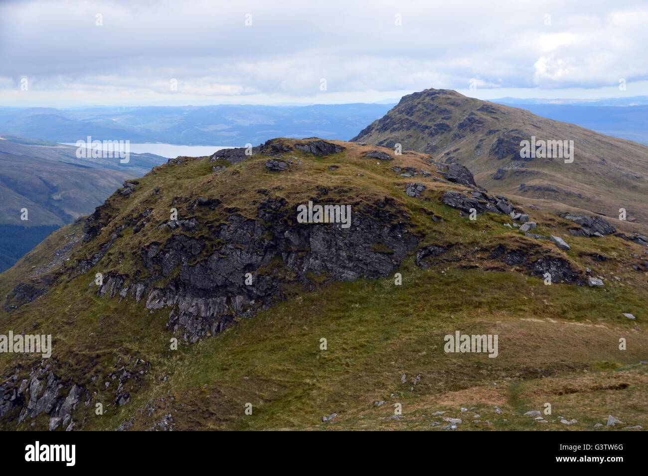 Creag Bhrosgan guardando verso il Corbett Binneinn un Fhidhleir dal corie Stob Creagach nelle Highlands della Scozia UK. Foto Stock