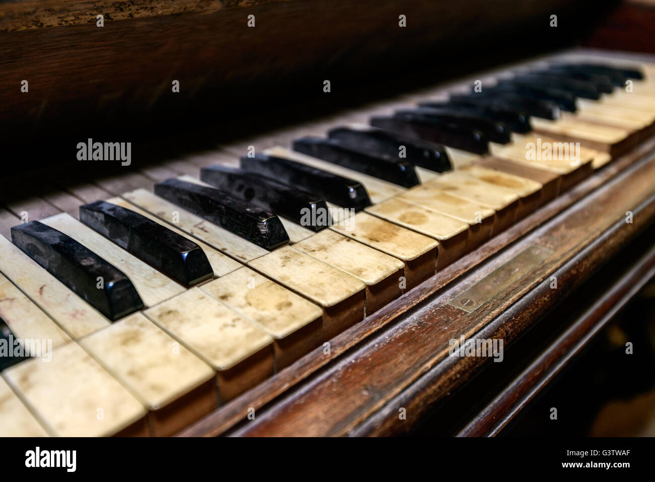 Sporco polveroso antico pianoforte nel capannone. DOF poco profondo Foto Stock