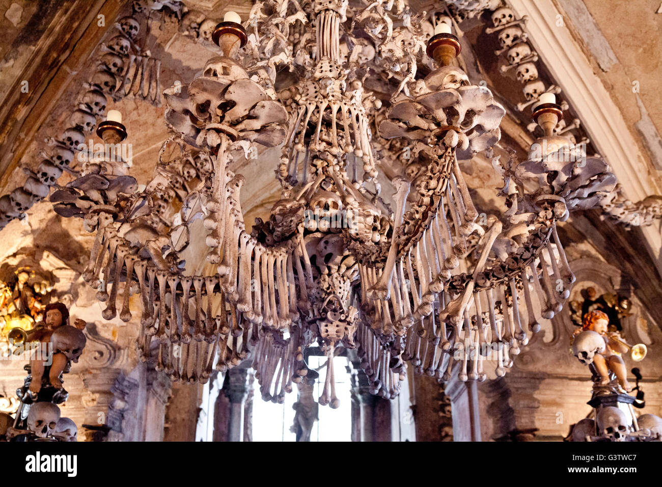 Il lampadario che contiene ogni osso nel corpo umano in Sedlec ossario, Kutna Hora, Repubblica Ceca Foto Stock