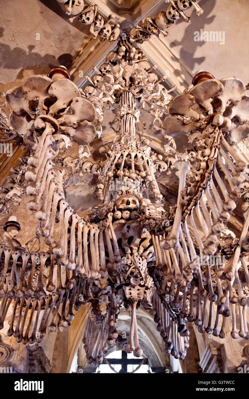 Il lampadario che contiene ogni osso nel corpo umano in Sedlec Ossary, Kutna Hora, Repubblica Ceca Foto Stock