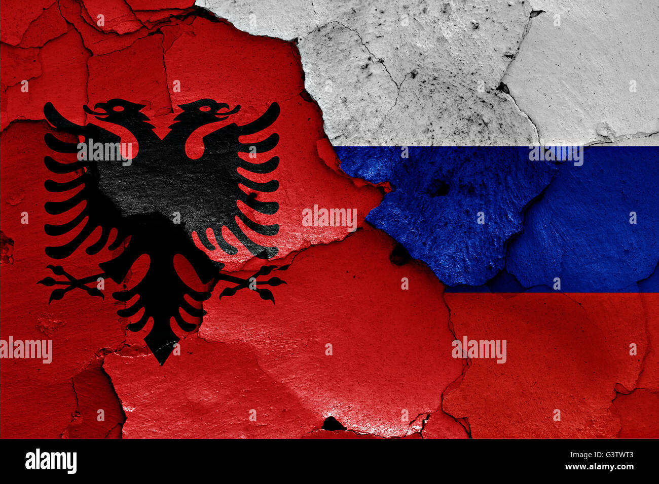 Bandiere di Albania e la Russia dipinta sulla parete incrinato Foto Stock
