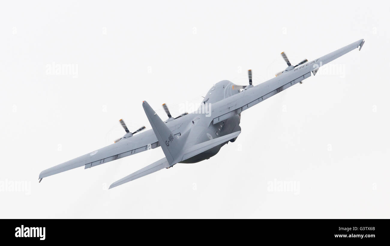 LEEUWARDEN, Paesi Bassi - 11 giugno 2016: Olandese Air Force Lockheed C-130H-30 Hercules (L-382) [G-273] durante una dimostrazione Foto Stock