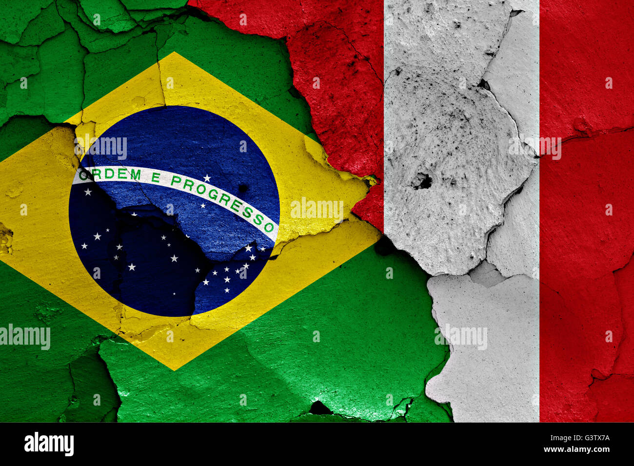 Le bandiere di Brasile e Perù dipinta sulla parete incrinato Foto Stock