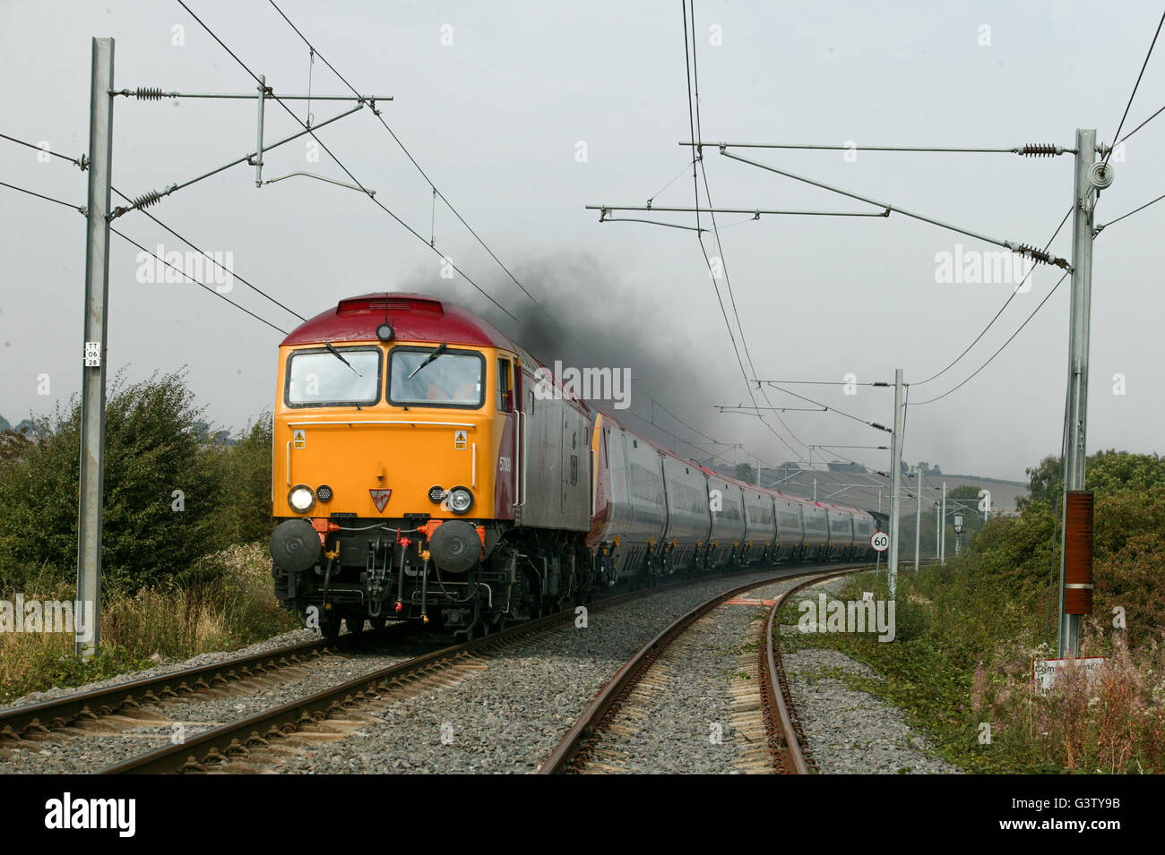 Una classe 57 Thunderbird traina una vergine treni pendolino. Foto Stock