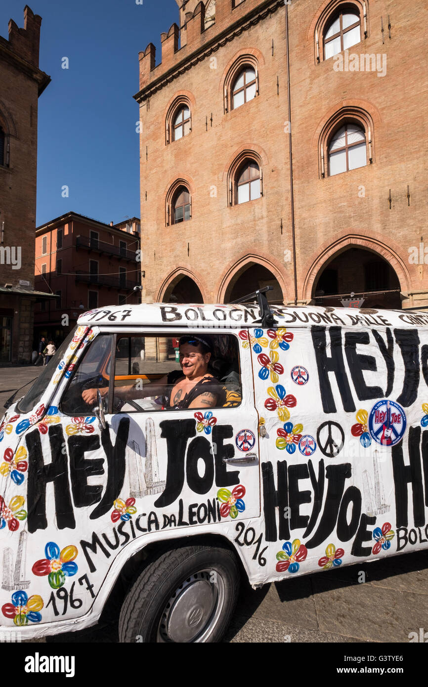 Volkswagen minibus appartenenti a Hey Joe gruppo musicale nella Piazza Maggiore di Bologna, Italia. Foto Stock