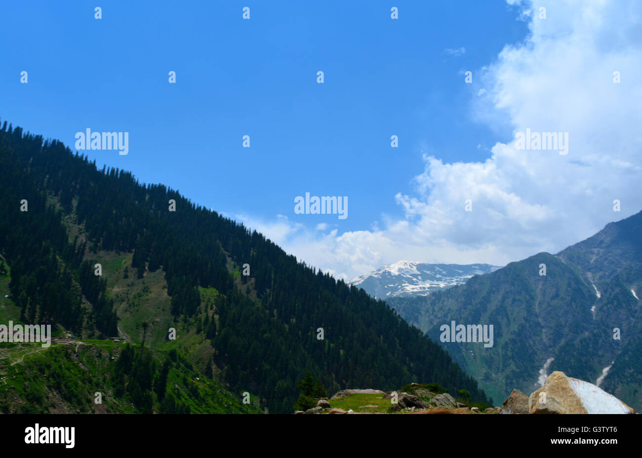 Paesaggio di alta montagna con le nuvole e il picco di alta. Foto Stock