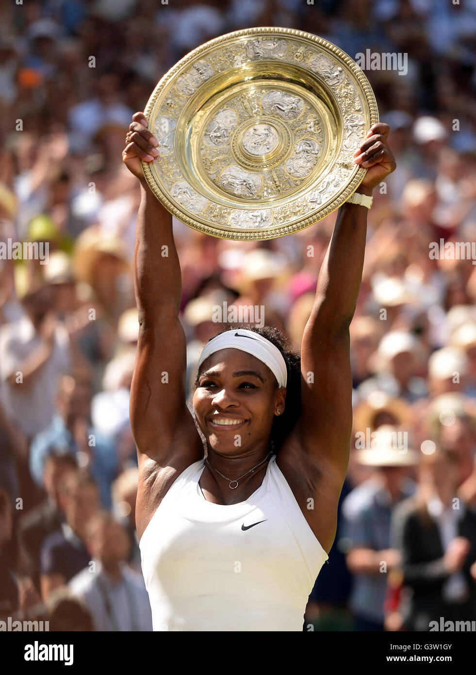 File photo datato 11-07-2015 di Serena Williams con il trofeo dopo aver battuto Garbine Muguruza nella finale Ladies' Singles durante i dodici giorni dei Wimbledon Championships all'All England Lawn Tennis and Croquet Club, Wimbledon. Foto Stock