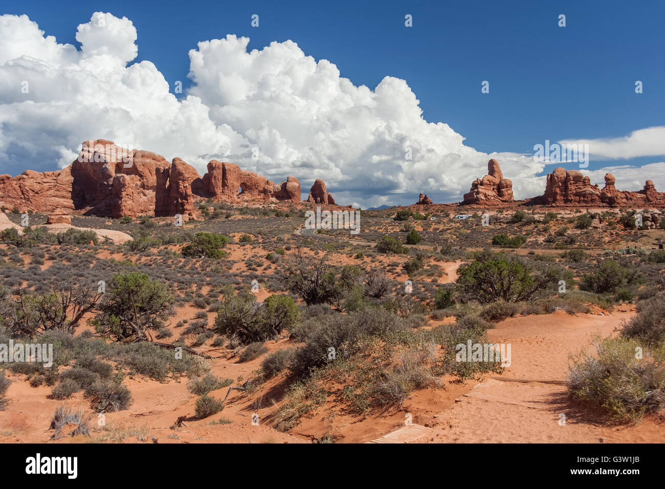 Panoramica autostrada tra pietrificate dune e fornace ardente al Parco Nazionale di Arches, Utah, Stati Uniti d'America Foto Stock