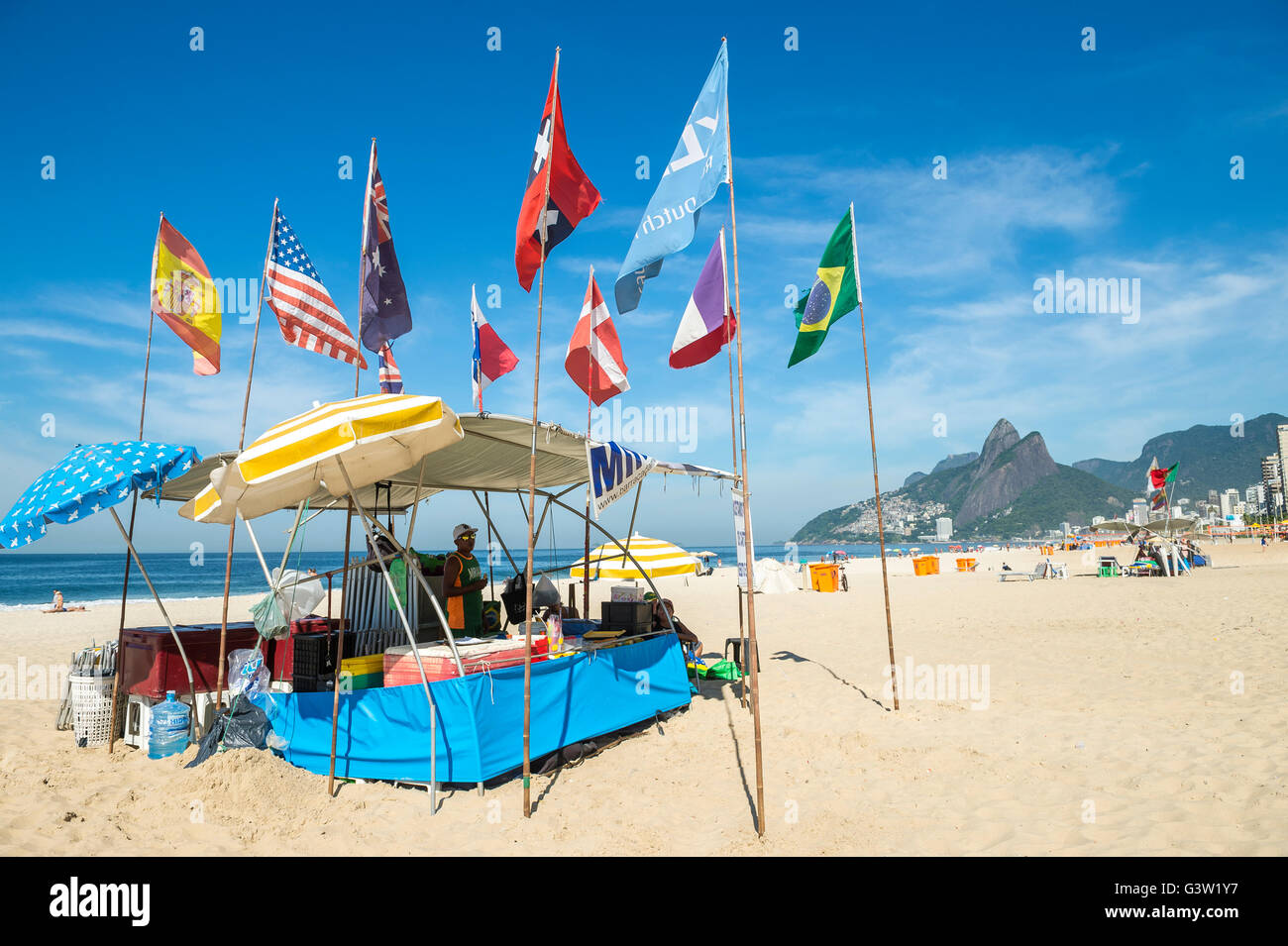 RIO DE JANEIRO - Aprile 4, 2016: bandiere internazionali di volare al di sopra di una barraca (brasiliano beach shack) sulla spiaggia di Ipanema. Foto Stock