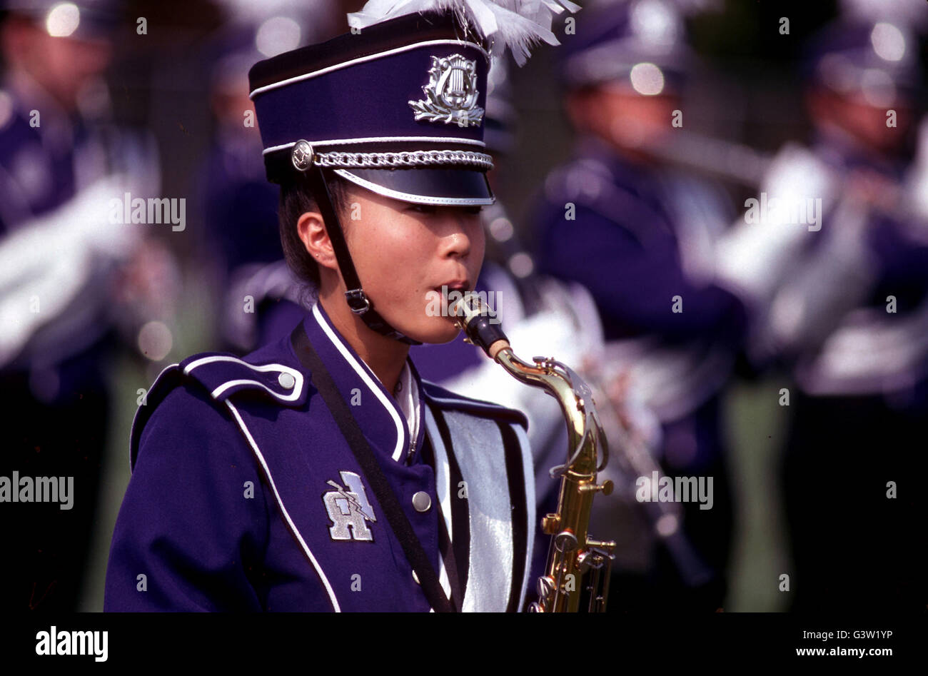 Gli stati di marching band suonare uno strumento musicale in corrispondenza di un tempo di emisaturazione del gioco del calcio mostra Foto Stock