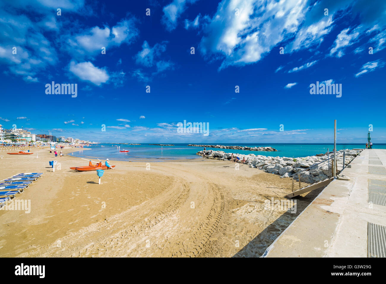 Panorama della Riviera Adriatica in Romagna, Italia, con spiagge, mare,  ombrelloni Foto stock - Alamy