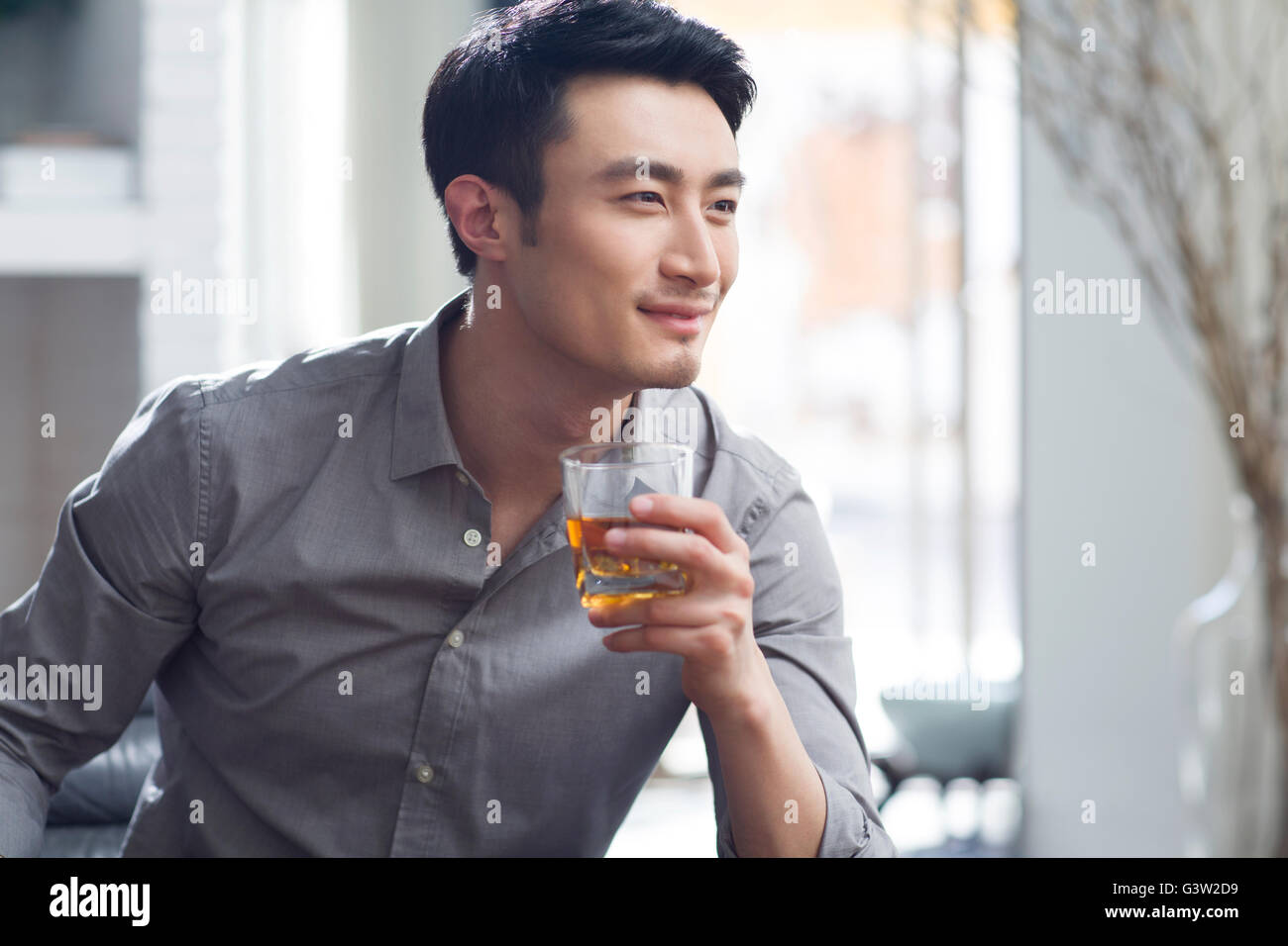 Giovane uomo godendo di vino Foto Stock