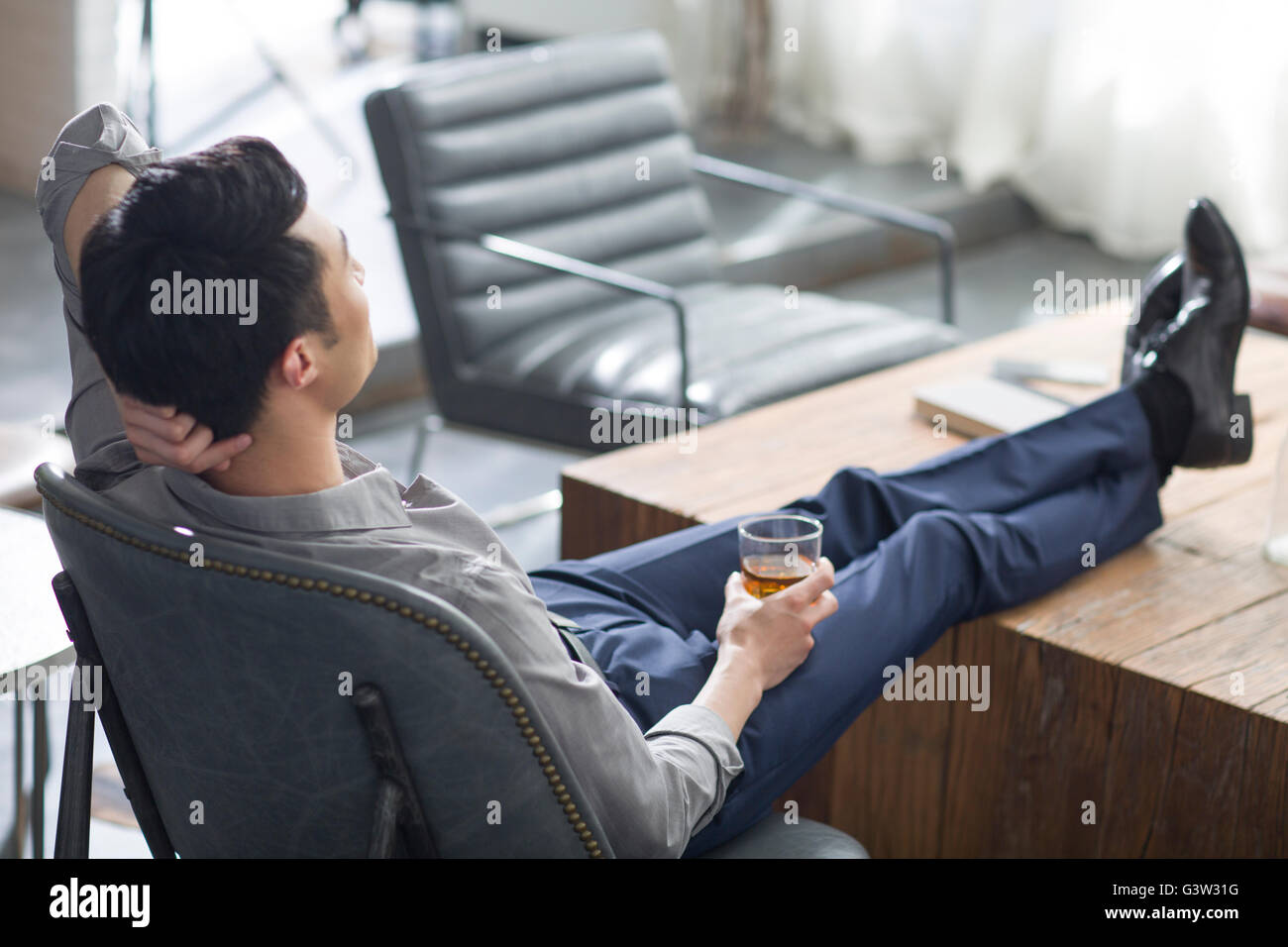 Giovane uomo godendo di vino Foto Stock