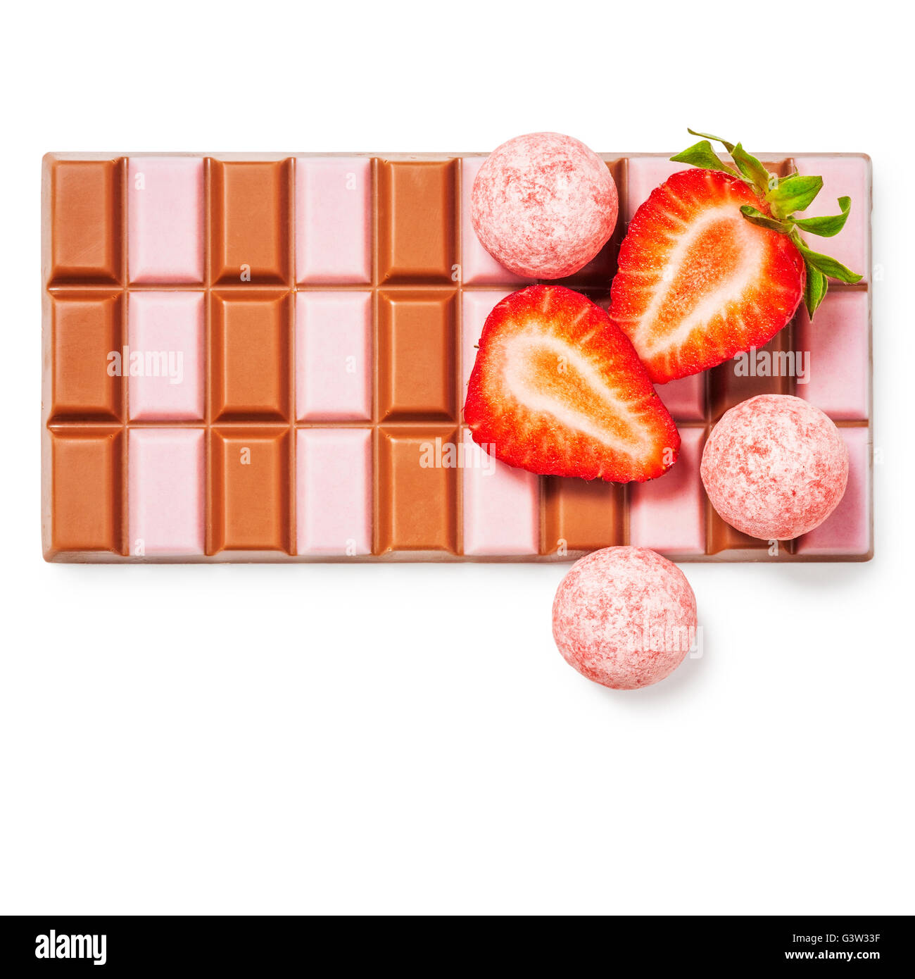 Strawberry chocolate bar, praline e frutta. Deliziosi dessert. Oggetti isolati su sfondo bianco, percorso di clipping incluso. T Foto Stock