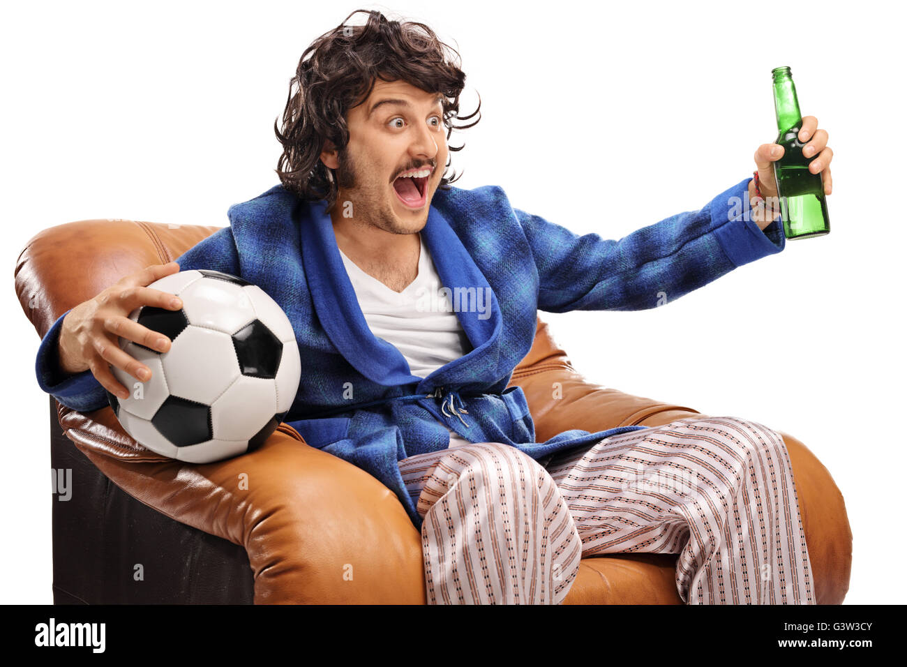 Entusiasta appassionato di calcio a guardare una partita in tv e bere birra isolato su sfondo bianco Foto Stock