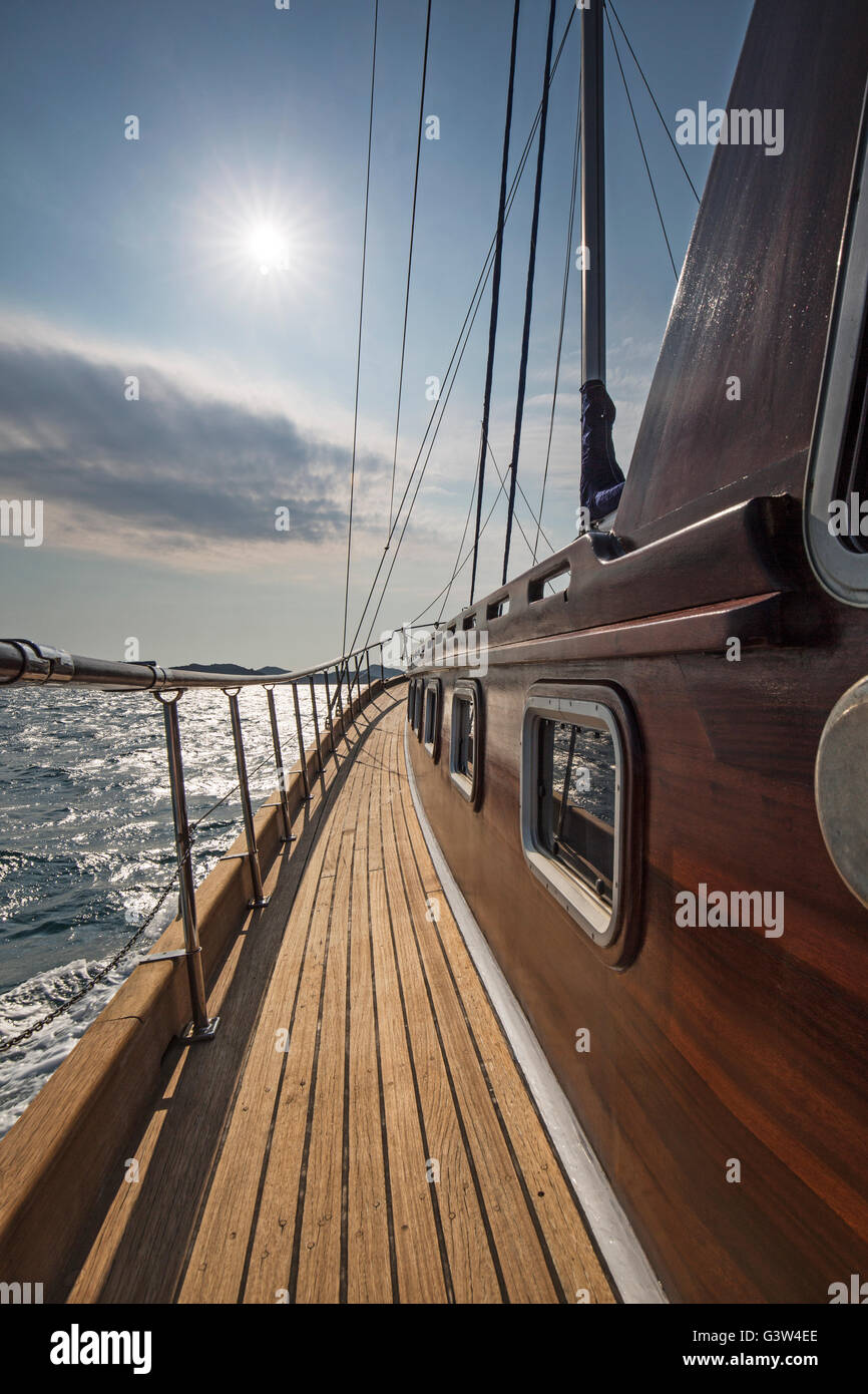 Torri di vela il sole su una barca a vela sul Mar Adriatico in Croazia Foto Stock