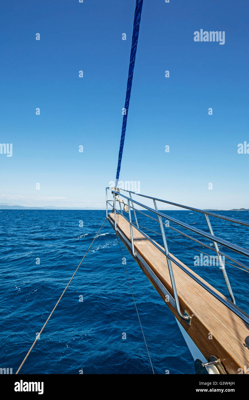 Vista del mare da il bompresso di un tradizionale caicco - una nave a vela originariamente dalla Turchia Foto Stock