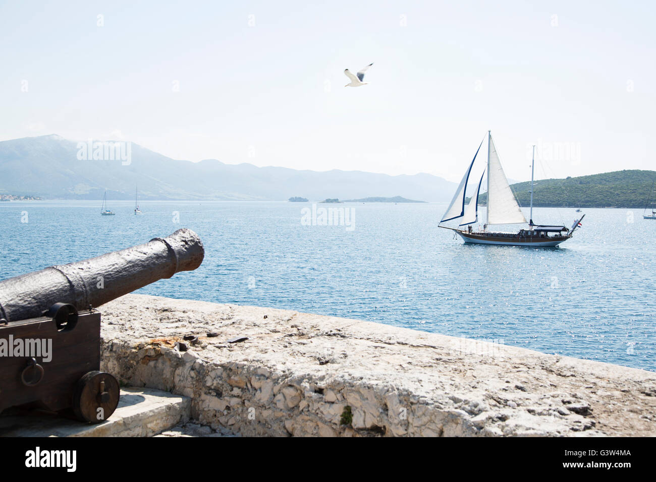 Barche a vela vela passato storico di un cannone in Korcula bay sull isola di Korcula, Croazia Foto Stock
