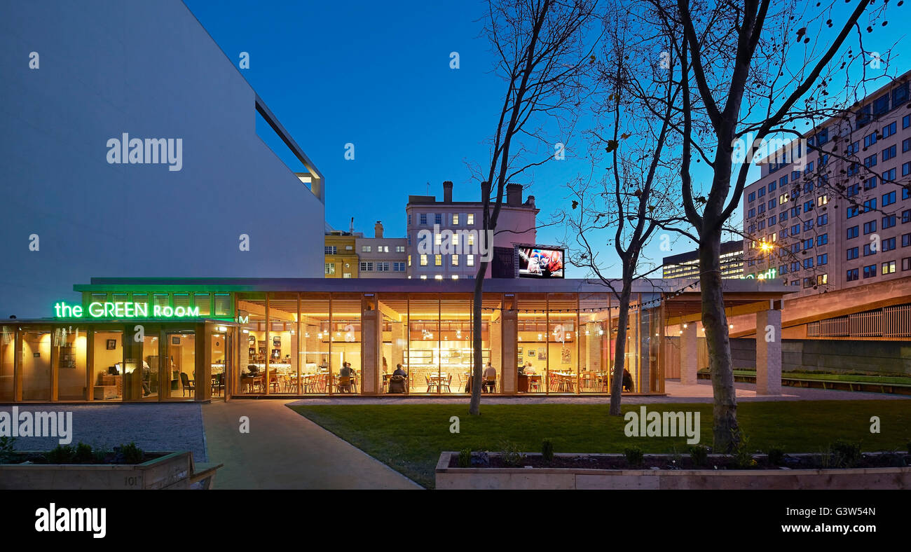 Notte elevazione con illuminato ristorante interno. La camera Verde, Londra, Regno Unito. Architetto: Benjamin Marchi, 2015. Foto Stock