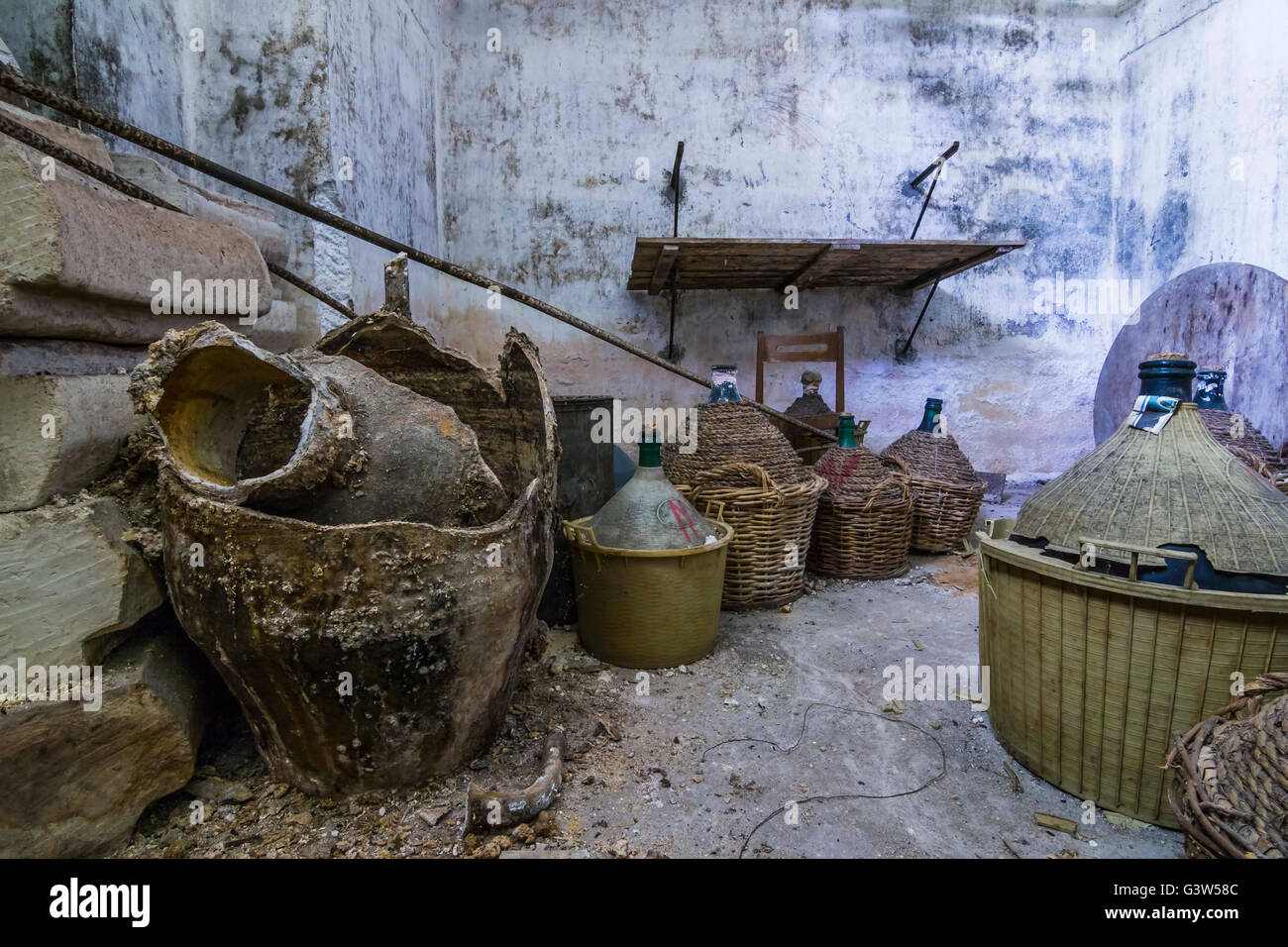 Vaso in ceramica in frantumi vecchi barili rotte abbandonate cantina Foto Stock