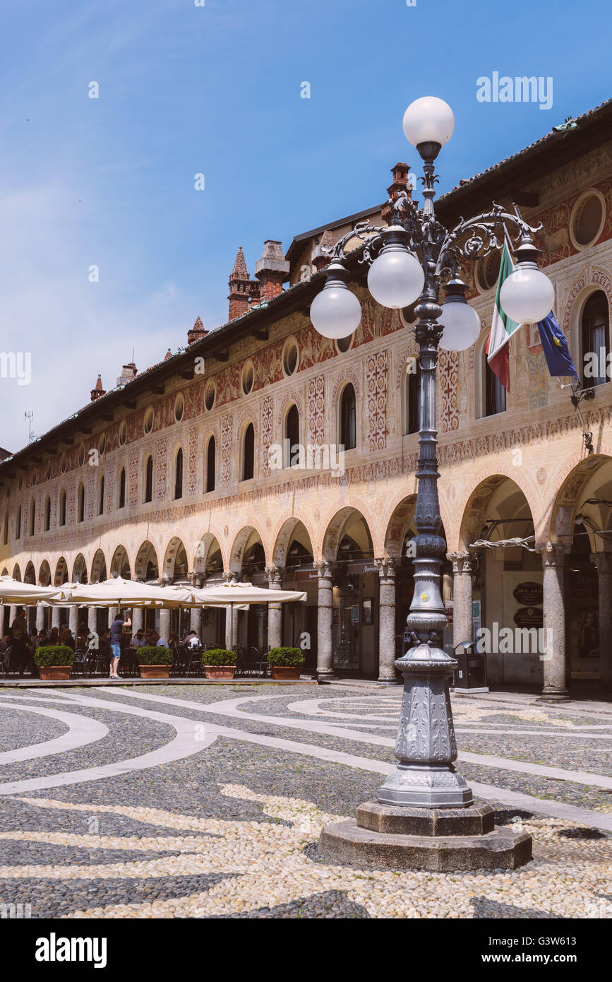 Piazza Ducale di Vigevano,; vista del complesso monumentale rinascimentale della piazza centrale, girato in estate luce brillante Foto Stock