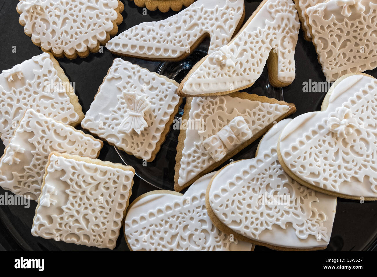 Bianco biscotti al burro in varie forme sul piatto di vetro Foto Stock