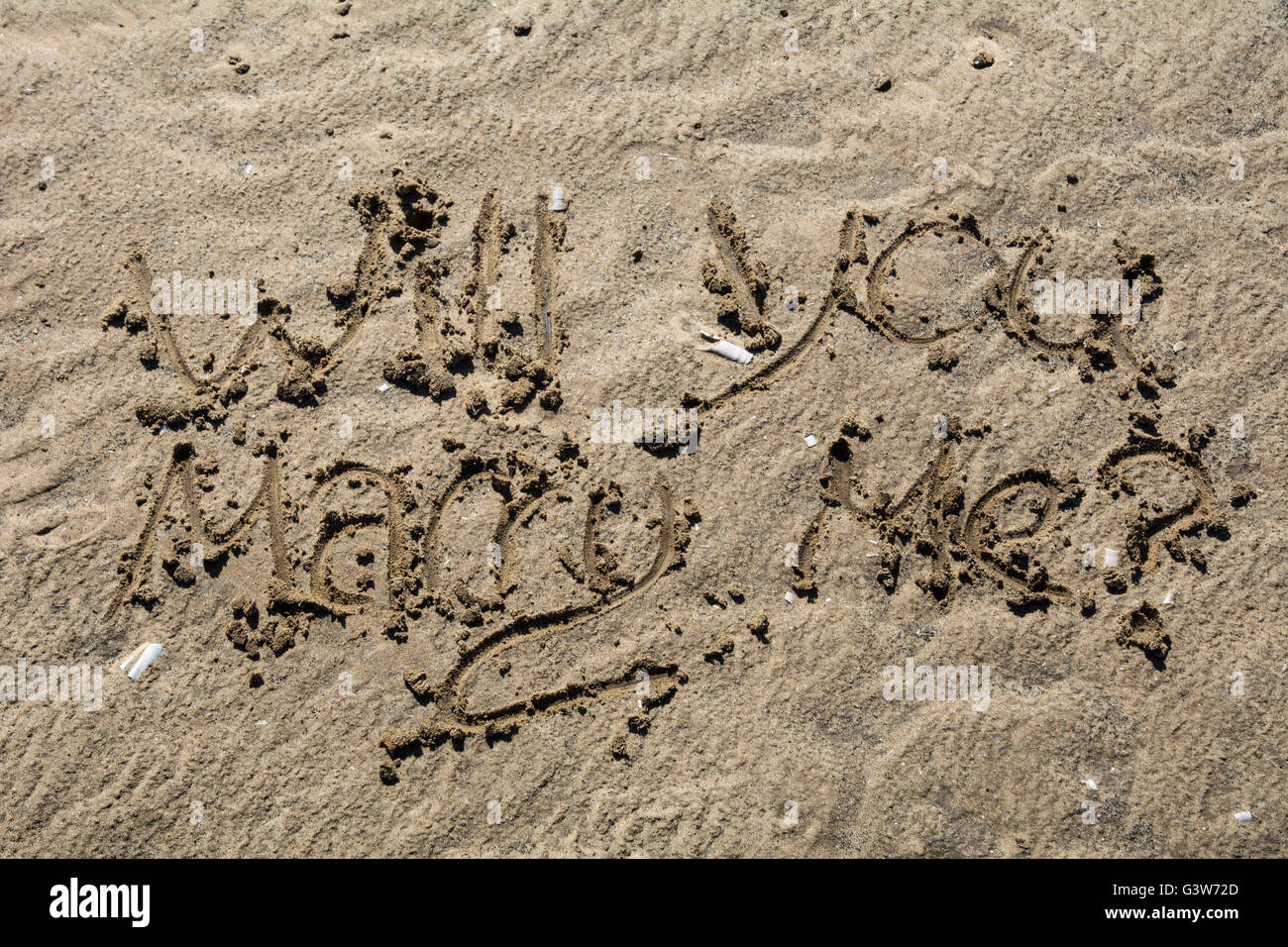 "Ti sposerà me?' scritto nella sabbia. Foto Stock