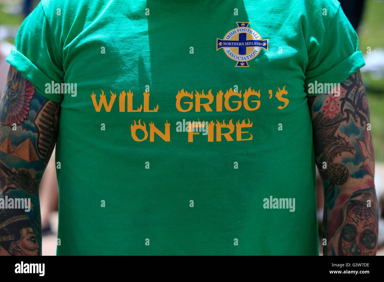 Un Irlanda del Nord sostenitore con un 'Will Grigg's on Fire" t-shirt come i fan discenda su Place Antonin Poncet, adiacente alla zona della ventola a Lione, in Francia. Foto Stock