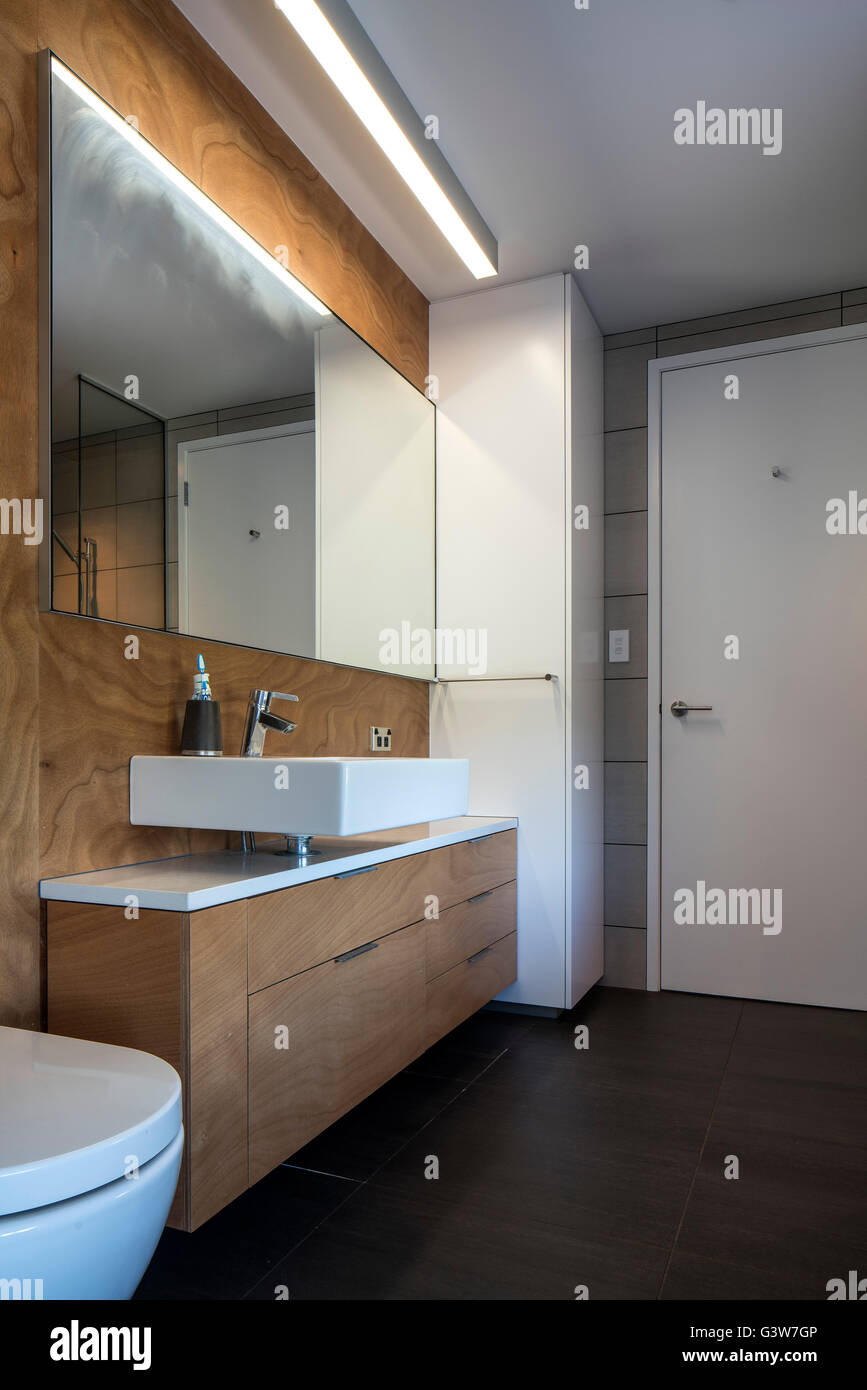 Bagno, toilette, bagno, wc. Waikanae House, Peka Peka - La Costa di Kapiti, Nuova Zelanda. Architetto: Herriot Meluish architetti, 2015. Foto Stock