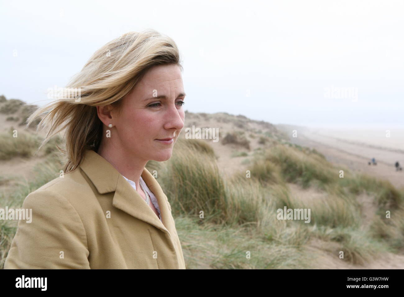 Sophy Miller, moglie del premiato cameraman James Miller sul litorale di Devon. Foto Stock