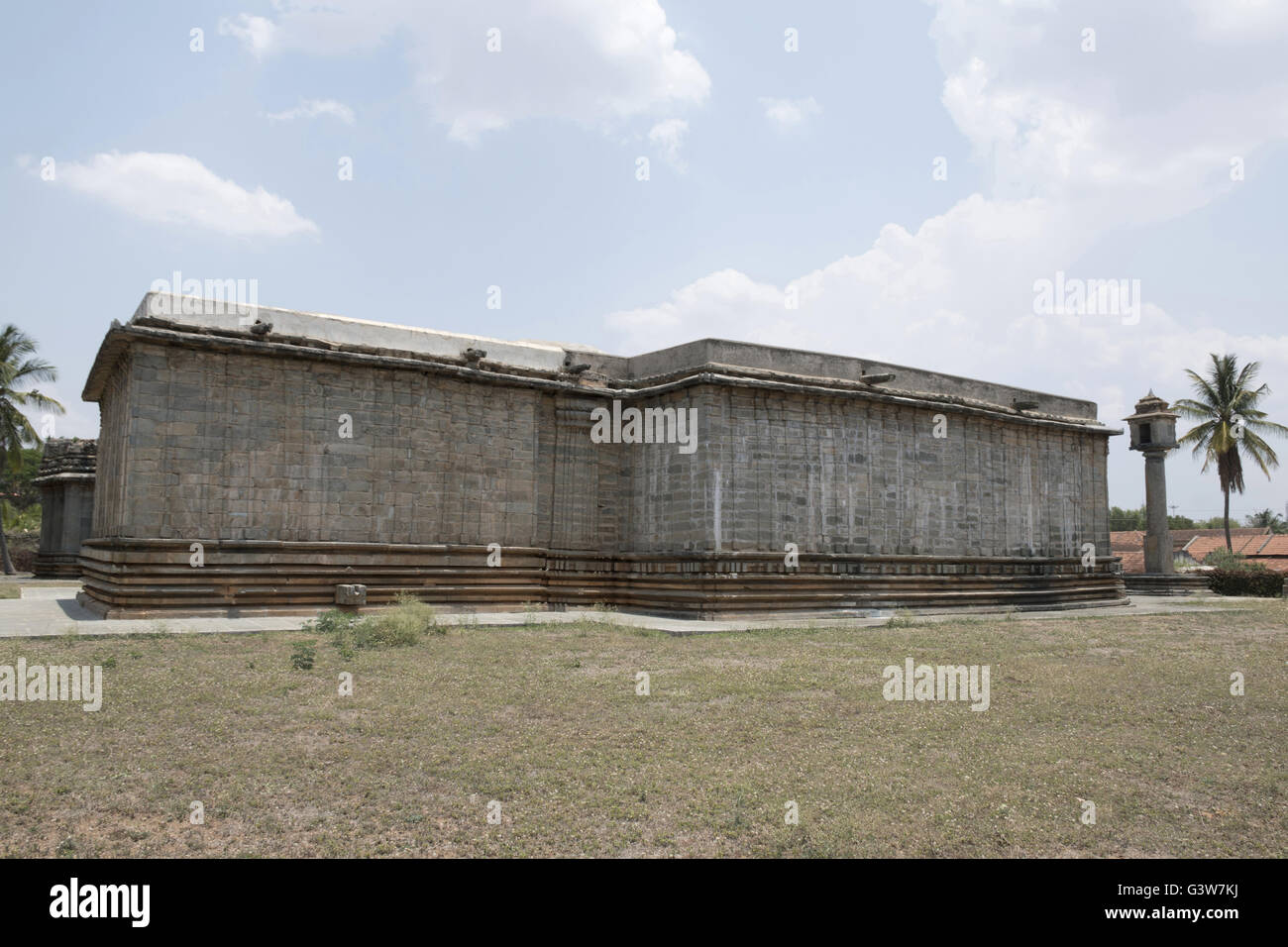 Vista laterale di shantinatha basadi e manastambha davanti, basadi halli tempio Jain complessa, Karnataka, India. Foto Stock