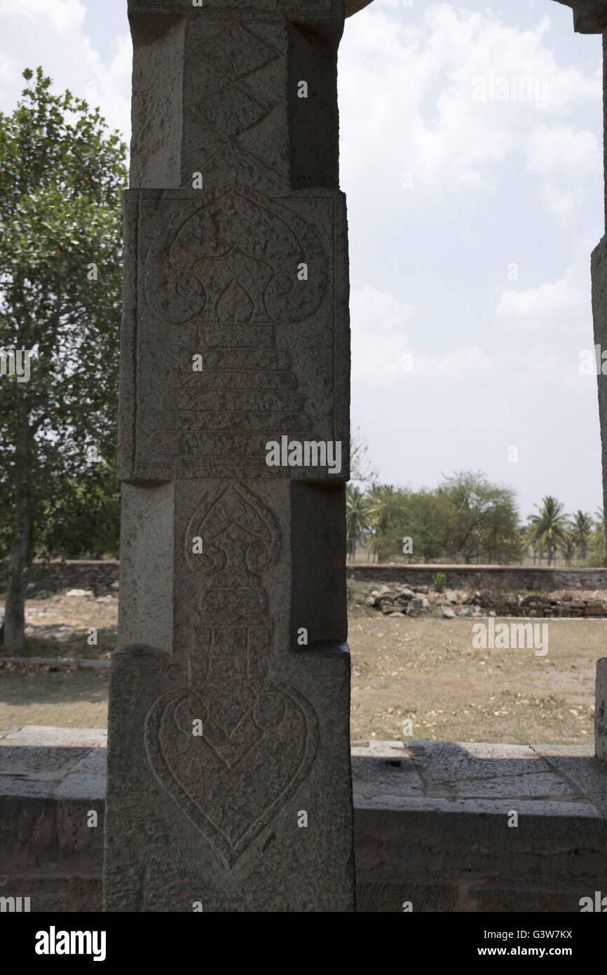 Colonne scolpite di mukha mandapa, shantinatha basadi, basadi halli tempio Jain complessa, Karnataka, India. Foto Stock