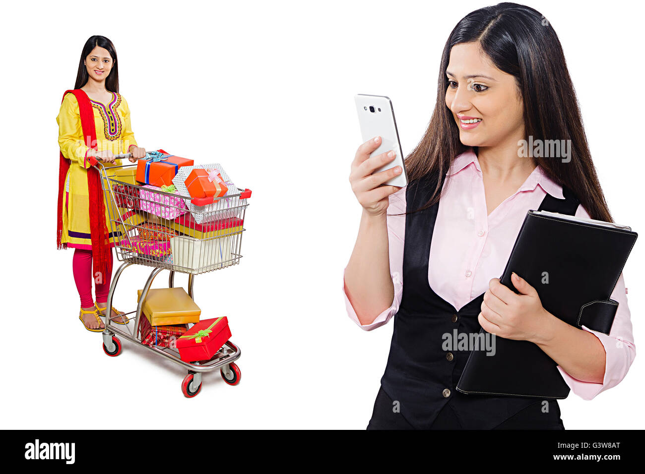 2 persone imprenditrice confronti cliente dipendente diwali dono messaging mobile phone segretario Foto Stock