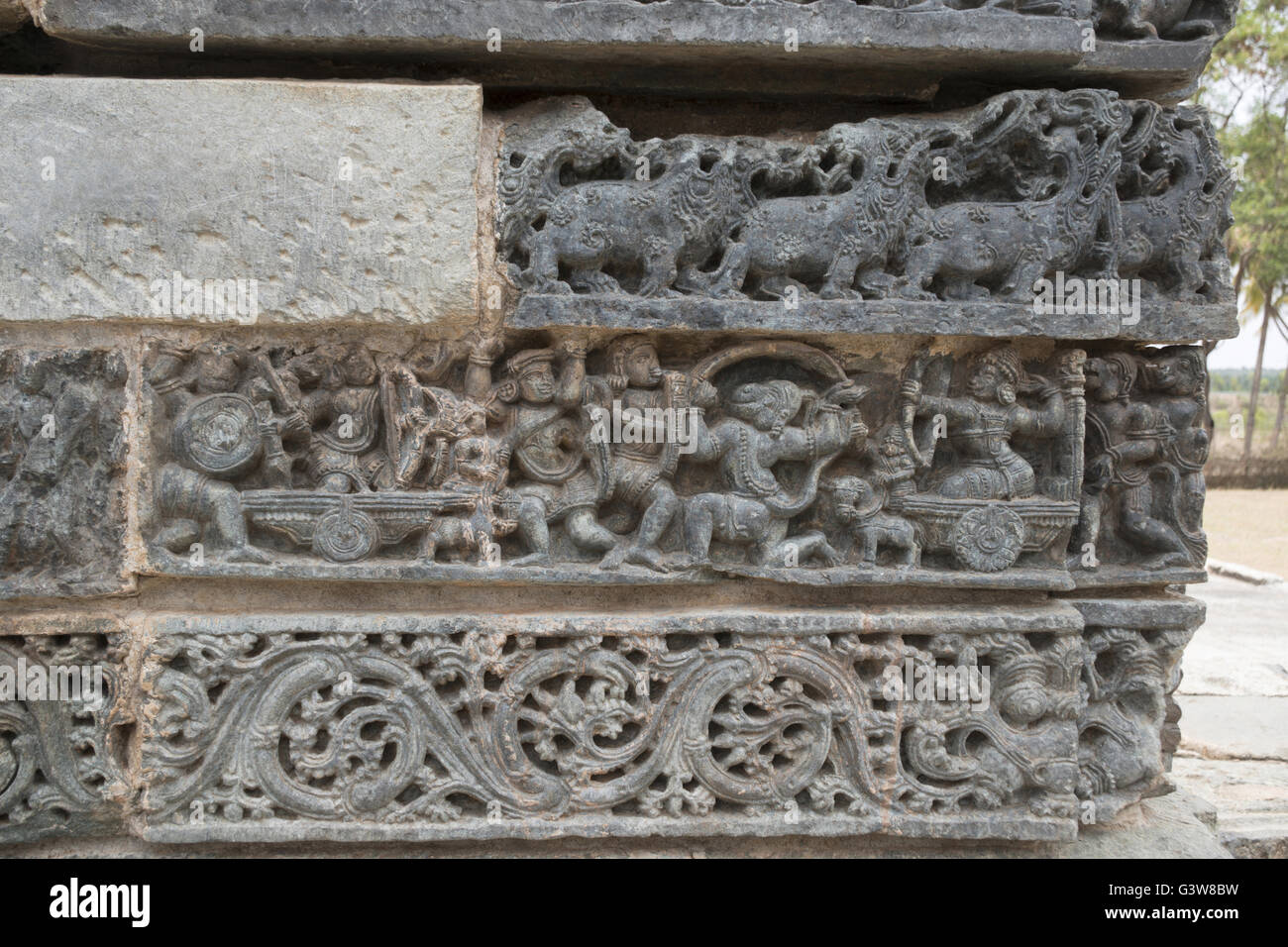 Fregi in corrispondenza della base del tempio. Tempio Kedareshwara, Halebidu, Karnataka, India. (Dall'alto - Makara che, guerra episodio dal Ramayana) Foto Stock